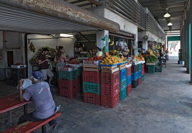 Progreso, Meksika-Mart 17, 2018: meyve ve sebze tezgahları Progreso, Yucatan, Meksika için yerel pazarda