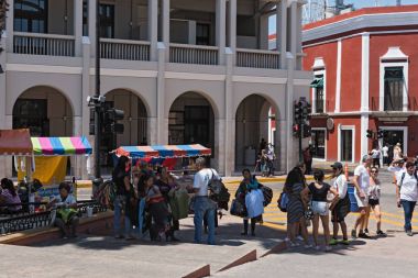Merida, Meksika-Mart 17, 2018: Tezgahları Plaza de la Independencia Merida tr Domingo Merida Pazar günü sokak Festivali