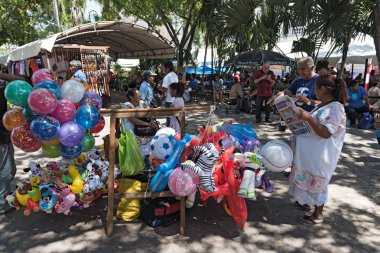 Merida, Meksika-Mart 17, 2018: Tezgahları Plaza de la Independencia Merida tr Domingo Merida Pazar günü sokak Festivali