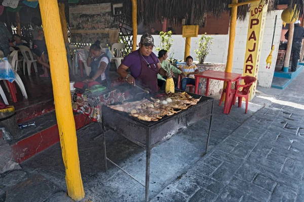 Piste México Marzo 2018 Hombre Parrilla Pollo Carretera Pista Yucatán —  Fotos de Stock