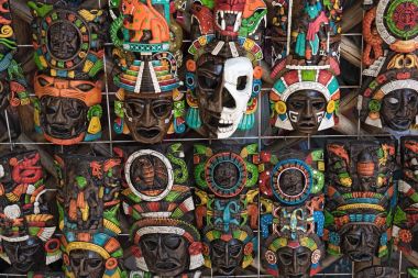 Chichen Itza, Meksika-Mart 19, 2018: bir hatıra, renkli tahta maske standı Chichen Itza, Yucatan, Meksika