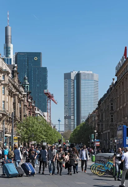 Frankfurt Main April 2018 Blick Auf Menschen Auf Der Kaiserstraße — Stockfoto