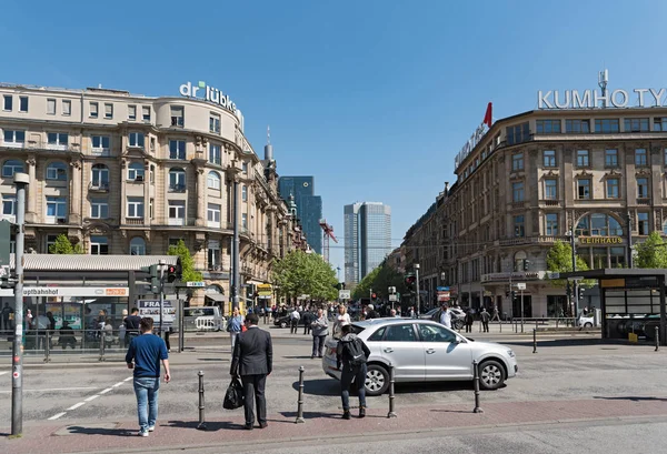 Frankfurt Nad Menem Niemcy Kwiecień 2018 Widok Ludzi Kaiserstrasse Placu — Zdjęcie stockowe