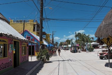 Holbox, Meksika-Mart 24, 2018: Sandy yolu ile turistler ve Holbox Island kabinlerde, Quintana Roo, Meksika bulunan Kuzey yucatan Yarımadası