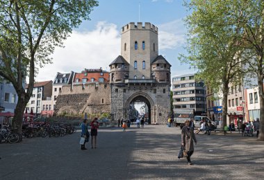 Köln, Almanya - 27 Nisan 2018: chlodwigplatz Gate of St. Severin ile