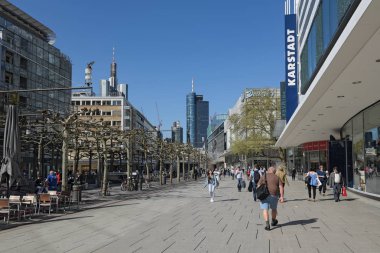 Frankfurt Am Main, Almanya - 18 Nisan 2018: insanlar yaya bölgesi Zeil de frankfurt am main, Almanya üzerinde sabah yürüyüş