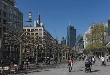 Frankfurt Am Main, Almanya - 18 Nisan 2018: insanlar yaya bölgesi Zeil de frankfurt am main, Almanya üzerinde sabah yürüyüş