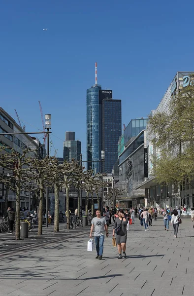 法兰克福扼要 2018年4月18日 人在早晨步行在步行区 Zeil 在法兰克福主要德国 — 图库照片