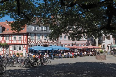 Frankfurt Am Main, Almanya-Mayıs 06, 2018: Konuklar frankfurt-Höchst, Almanya tarihi schlossplatz üzerinde olan restoranlar
