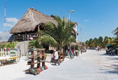 Mahahual, Meksika-Mart 06, 2018: Hediyelik eşya dükkanları mahahual, quintana roo, Meksika ile plaj