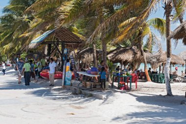 Mahahual, Meksika-Mart 06, 2018: Hediyelik eşya dükkanları mahahual, quintana roo, Meksika ile plaj