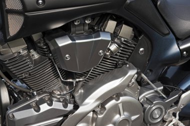 yüksek parlak bir motosiklet motoru