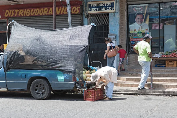 Frutta e verdura fresca su un venditore ambulante a David Panama — Foto Stock