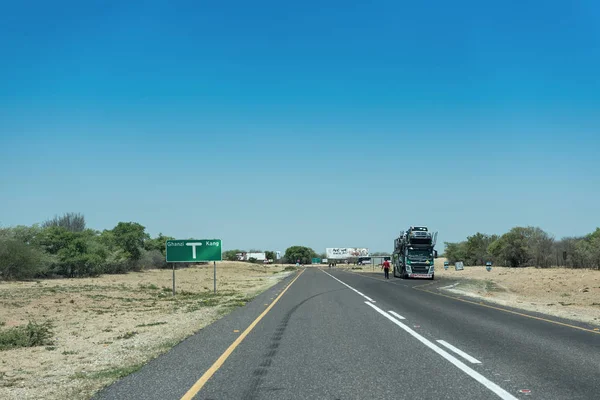 Transportador de coches en la carretera trans kalahari en botswana —  Fotos de Stock