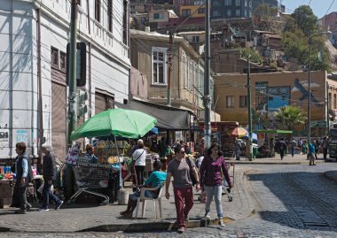 Valparaiso, Şili-25 Şubat 2020: Valparaiso, Şili 'nin eski Valparaiso kasabasındaki Chileview of the Plaza Echaurren' in manzarası
