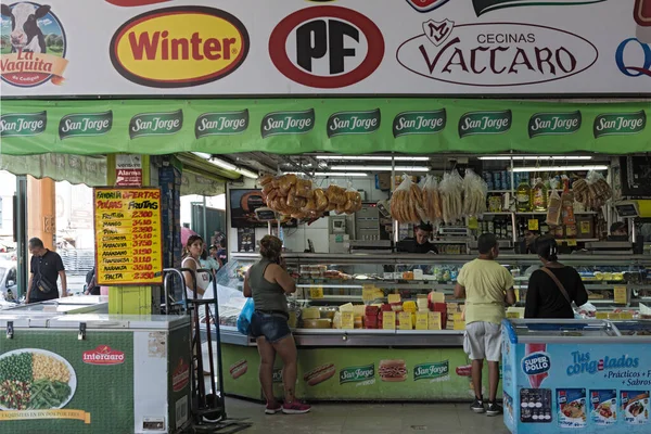智利圣地亚哥 2020年1月27日 卖方在智利圣地亚哥的拉维加中央市场销售各种肉类和奶酪产品 — 图库照片
