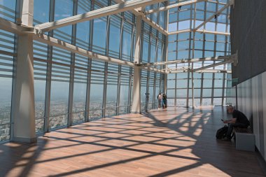 Santiago, Şili-27 Ocak 2020: Gran Torre Santiago, Şili gözlem güvertesinde ziyaretçiler