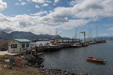 Ushuaia, Arjantin - 13 Şubat 2020: Ushuaia Limanı 'ndaki gemi ve teknelerin manzarası, Arjantin' in Ushuaia Limanı 'ndaki gemi ve teknelerin manzarası