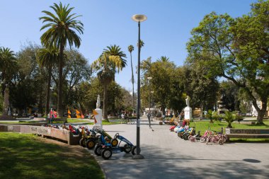 VALPARAISO, ŞİLİ-FEBRUARY 26, 2020: Victoria Meydanı, (Plaza de la Victoria), El Almendral ilçesi, Valparaiso, Şili