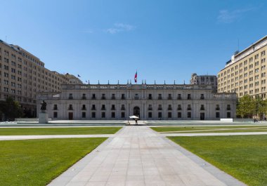 SANTIAGO, ŞİLİ-JANUARY 27, 2020: Santiago, Şili 'deki Palacio de la Moneda başkanlık sarayı manzarası