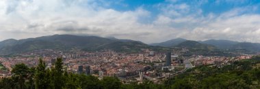Bilbao, İspanya, 29 Temmuz 2018: Etxebarria Parkı 'ndan Bilbao silueti ve Nervion Nehri manzarası