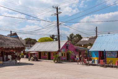 HOLBOX, MEXICO-MARCH 24, 2018: Holbox Adası, Quintana Roo, Meksika 'da barları ve restoranları olan renkli Karayip evleri