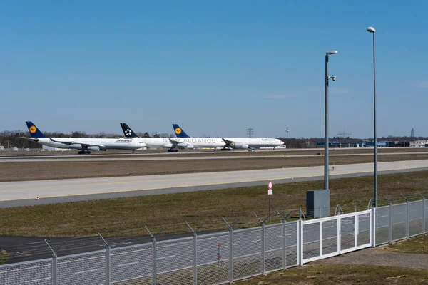 Frankfurt Main Tyskland April 2020 Lufthansa Flygplan Park Grund Coronavirus — Stockfoto