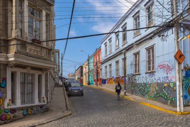 VALPARAISO, ŞİLİ-FEBRUARY 26, 2020: Valparaiso, Şili 'deki eski bir caddenin manzarası