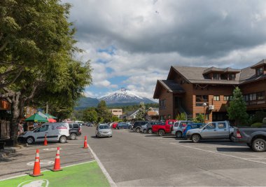 PUCON, ŞİLİ-JANUARY 31, 2020: Pucon ve Volkan villarrica, Patagonya, Şili