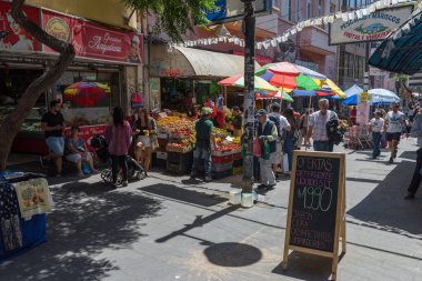 VALPARAISO, Şili-Şubat 26, 2020: Şili 'nin eski Valparaiso kasabasında meyve ve sebze stantları