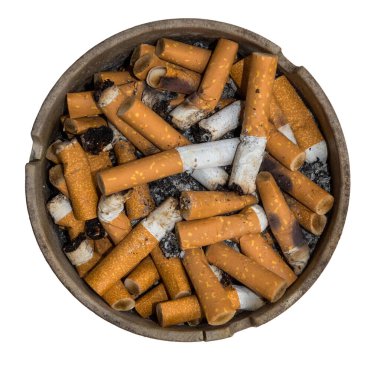 Beyaz arka planda sigara izole edilmiş kül tablası.