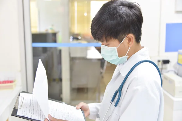 Asia científico trabajando en laboratorio biológico . — Foto de Stock