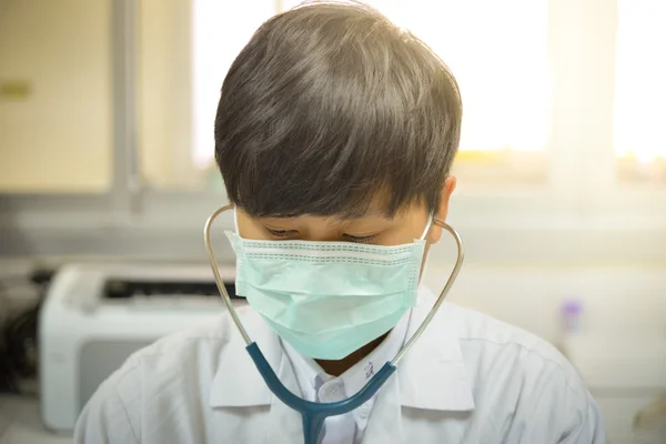 Asiatico scienziato che lavora in laboratorio biologico . — Foto Stock