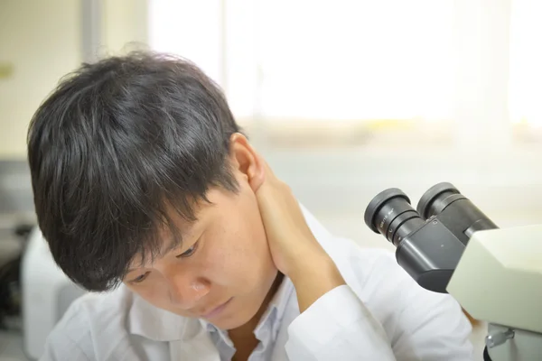 Ασία επιστήμονας που εργάζεται σε εργαστήριο βιολογικής. — Φωτογραφία Αρχείου