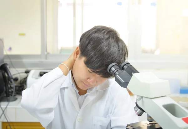 Asie vědec, který pracuje v biologické laboratoři. — Stock fotografie
