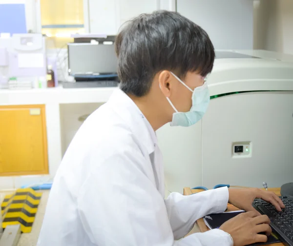 Asia científico trabajando en laboratorio biológico . —  Fotos de Stock