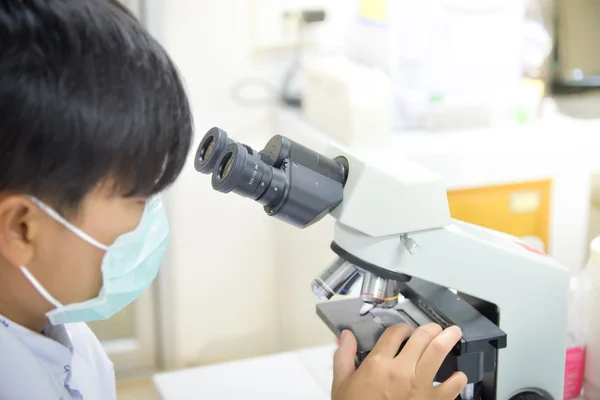 Ασία επιστήμονας που εργάζεται σε εργαστήριο βιολογικής. — Φωτογραφία Αρχείου