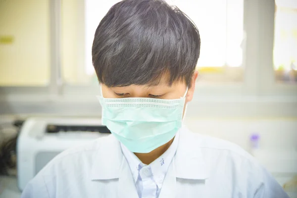 Asia científico trabajando en laboratorio biológico . —  Fotos de Stock