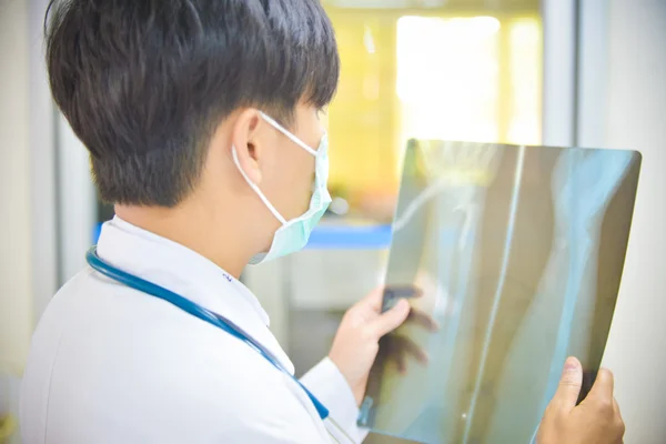 Asia científico trabajando en laboratorio biológico . — Foto de Stock