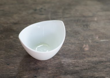 ahşap zemin üzerinde beyaz fincan.