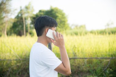 Kapı smartphone dışarı insan kullanımda