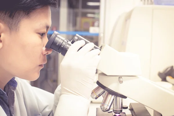 Cientista com equipamentos e experimentos científicos, laboratório gla — Fotografia de Stock