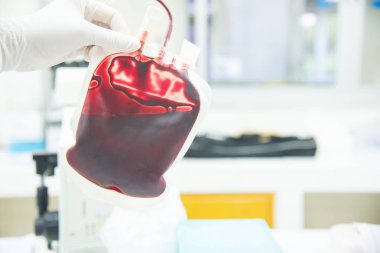 Kırmızı kan çanta el bilim adamı laborat içinde beyaz arka plan üzerinde