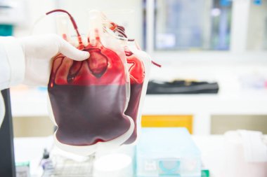 Kırmızı kan çanta el bilim adamı laborat içinde beyaz arka plan üzerinde