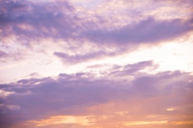 Pembe gökyüzü günbatımı güneş ile