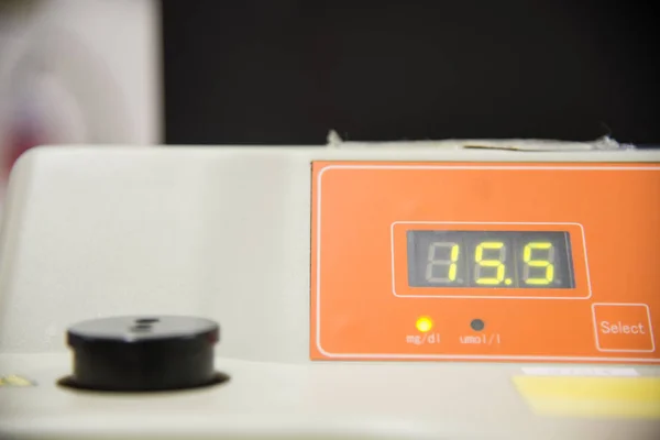 Помаранчевий мікропроцесорний вимірювач лабораторного обладнання аналізатор світла — стокове фото