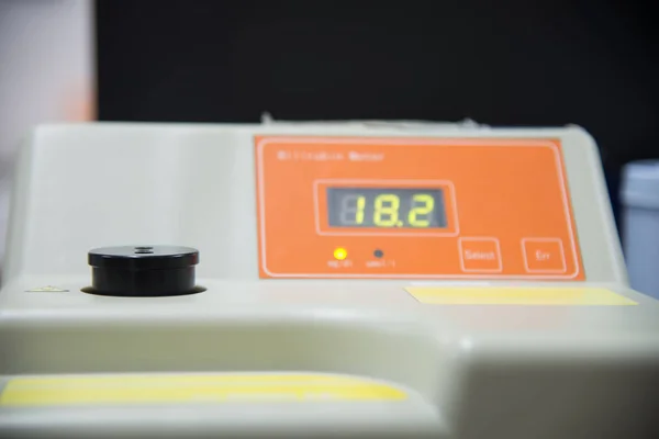 Analizador de equipos de laboratorio de medidor de microbilirrubina naranja luz — Foto de Stock