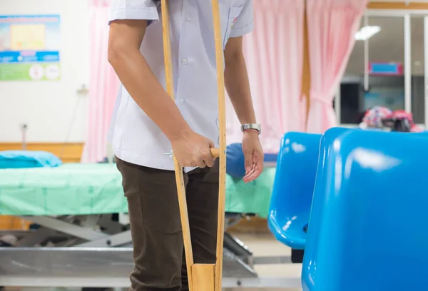 Patian på kryckor på sjukhus på oskärpa bakgrund. — Stockfoto