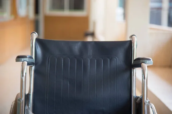 Пустое инвалидное кресло припарковано в больнице — стоковое фото