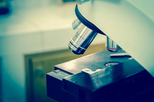 研究室の顕微鏡。科学研究 background.blue トーン. — ストック写真